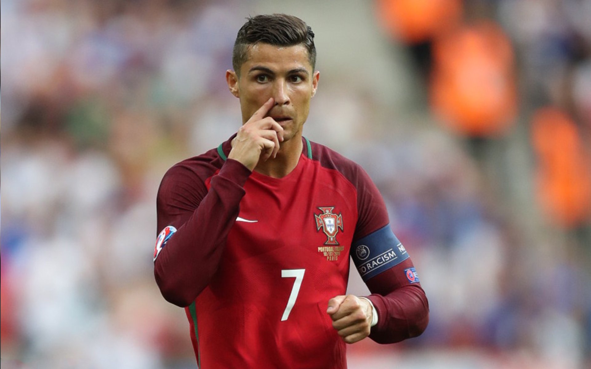 “闭眼奔跑听指令”信任赛 伙伴负责口头引导